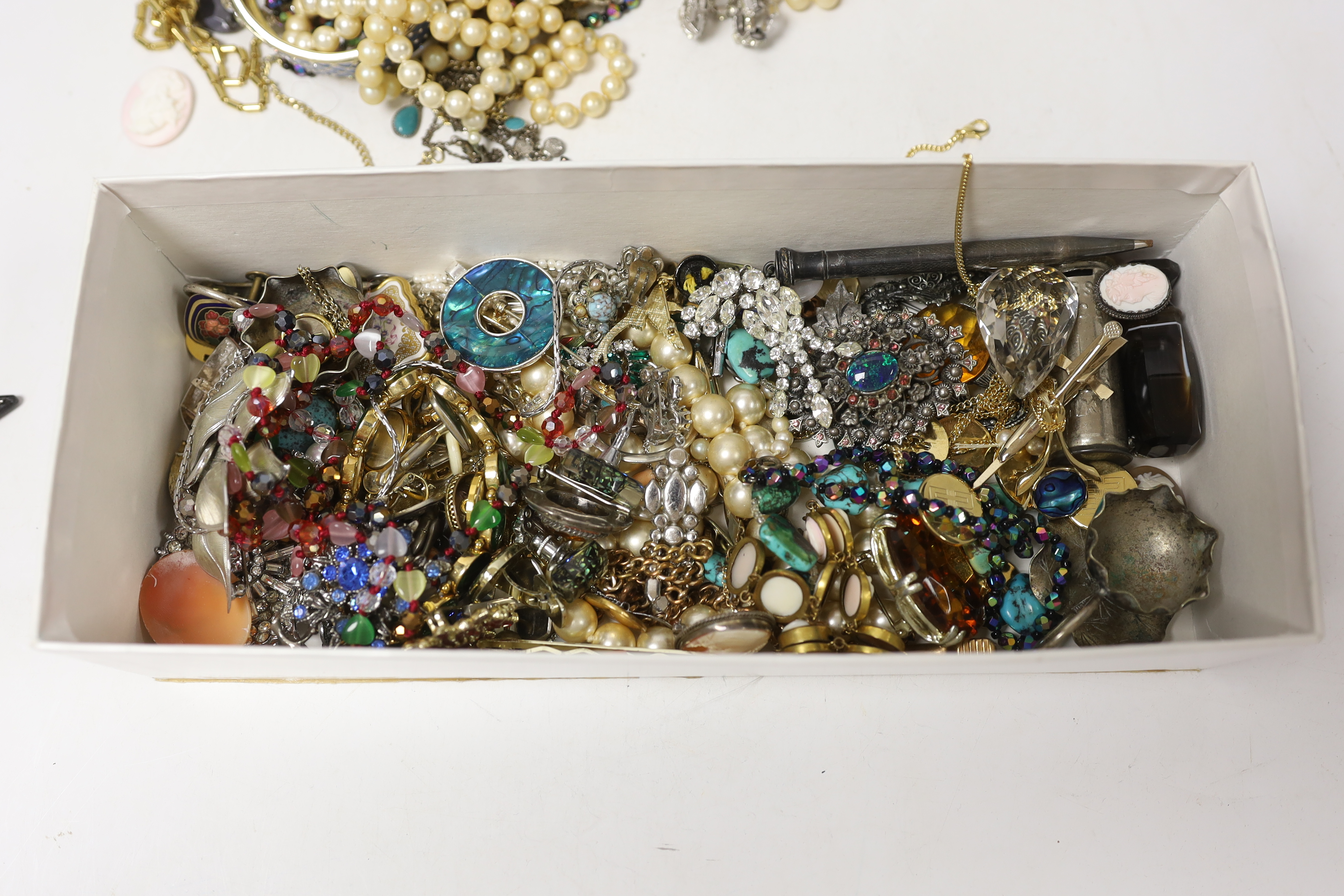 A quantity of assorted costume jewellery.